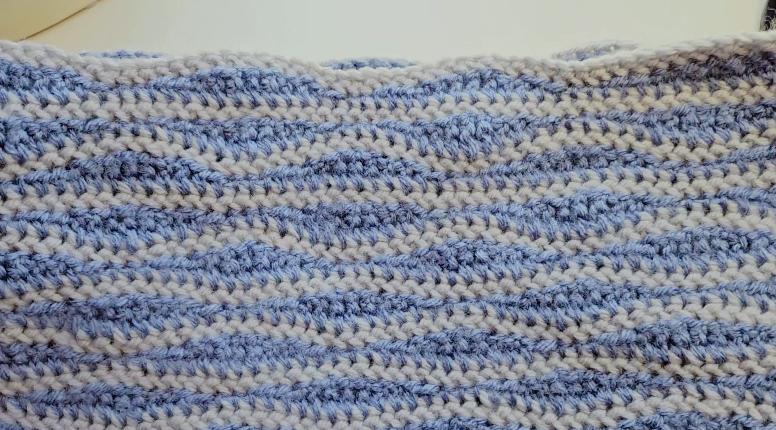 The repeating wave texture gives this simple bag its special detail