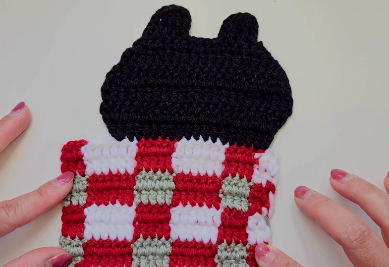 The ears give this simple coaster its unmistakable cat shape