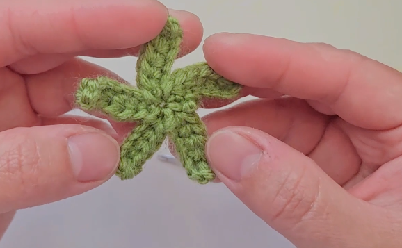 The simple leaf cluster finishes the carrot without adding complicated assembly